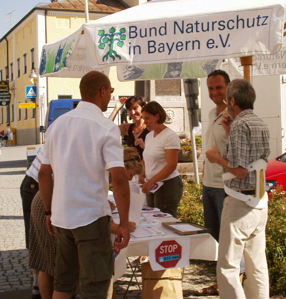 Am Infostand: Vor Ort im Gespräch – die Initiative Stop B15 neu und der Bund Naturschutz informieren über Trasse, Umweltfolgen und Alternativen.“